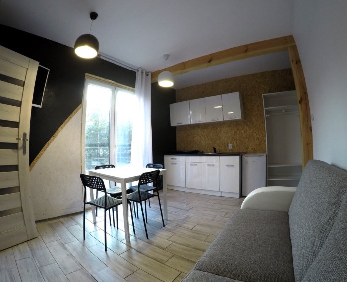 Apartament czteroosobowy z oddzielną sypialnią.