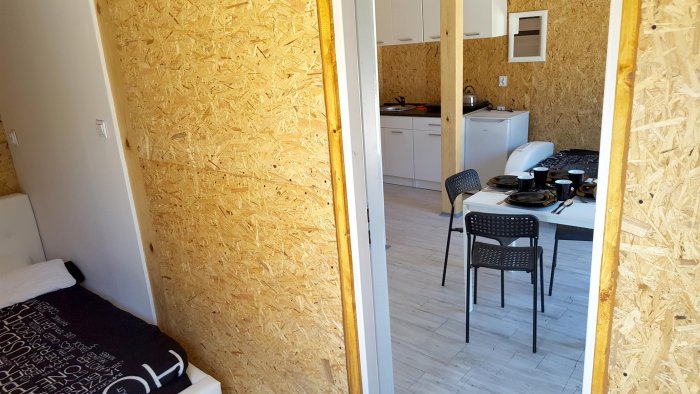 Apartament czteroosobowy z oddzielną sypialnią.
