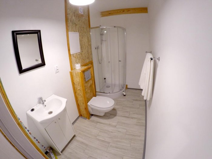 Apartament czteroosobowy z oddzielną sypialnią.