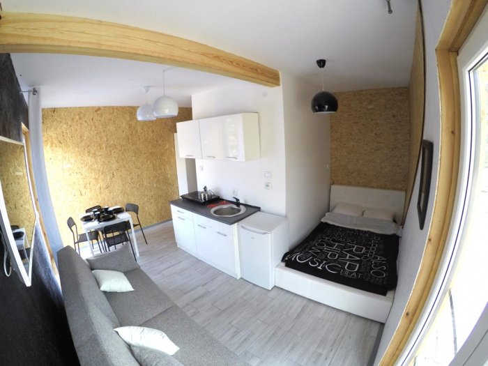 Studio czteroosobowe małe.