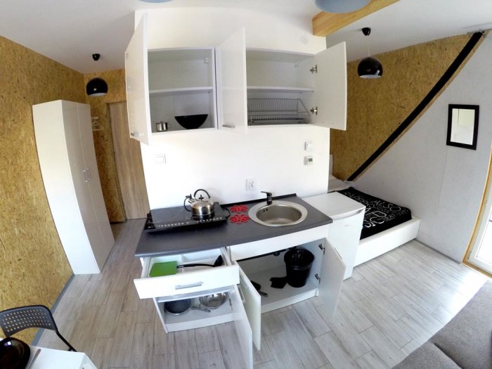 Studio czteroosobowe małe.