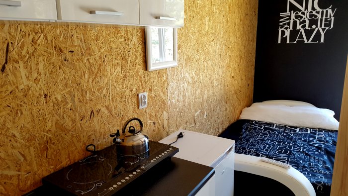 Apartament czteroosobowy z oddzielną sypialnią.