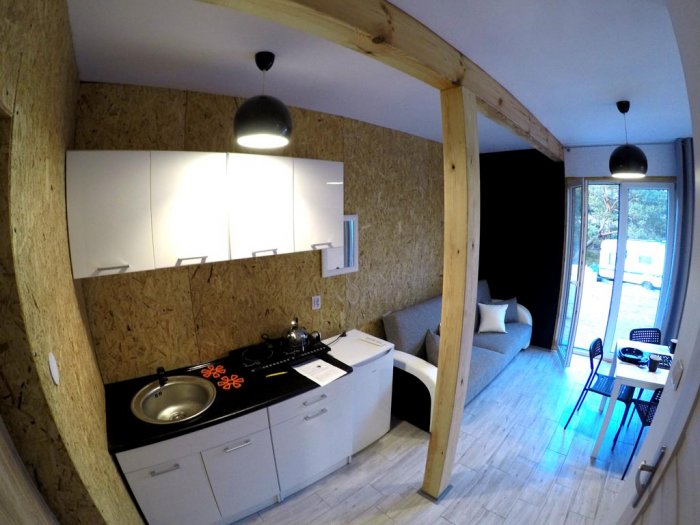 Apartament czteroosobowy z oddzielną sypialnią.