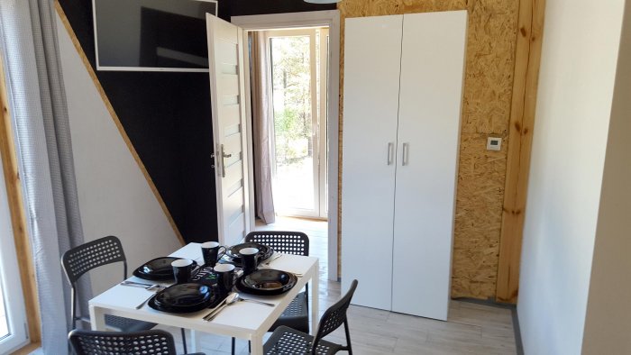 Apartament czteroosobowy z oddzielną sypialnią.