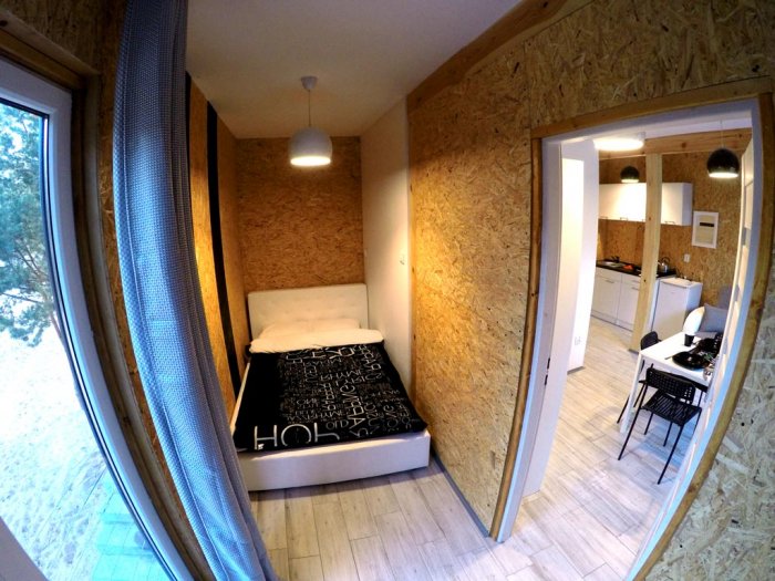 Apartament czteroosobowy z oddzielną sypialnią.